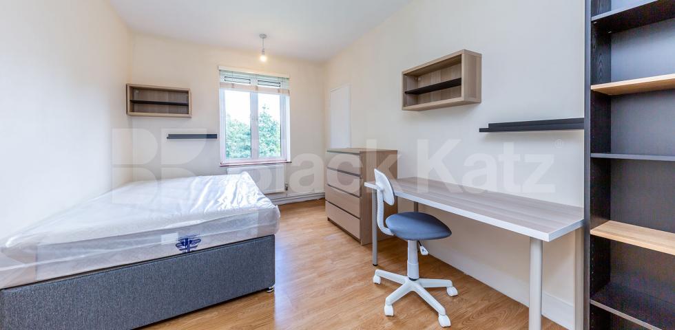 			AMAZING 4 /5 BED IN CAMDEN!, 5 Bedroom, 1 bath, 1 reception Flat			 Crowndale Road, CAMDEN / KINGS CROSS